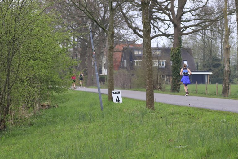 Na het zwemmen door de prachtige natuur rennen.